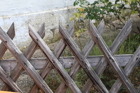 花园里的篱笆花园木栅栏图片
