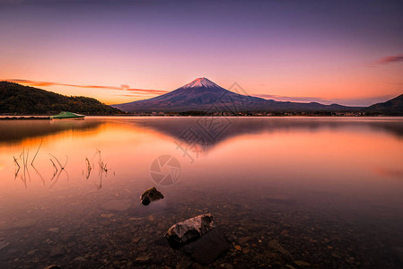 日本藤川口子日出时富士山在川口子湖上图片