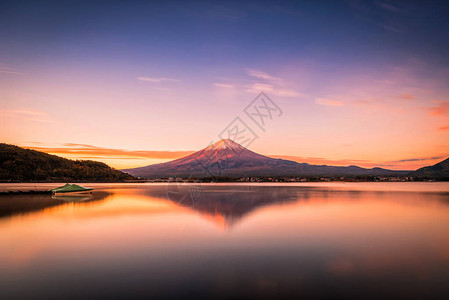 日本藤川口子日出时富士山在川口子湖上图片