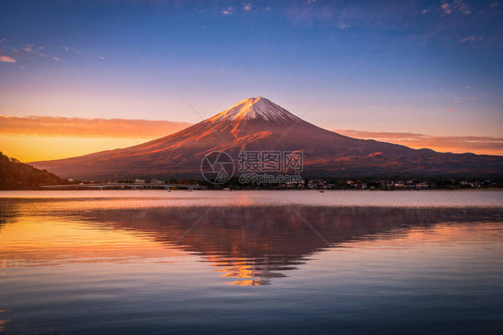 日本藤川口子日出时富士山在川口子湖上图片