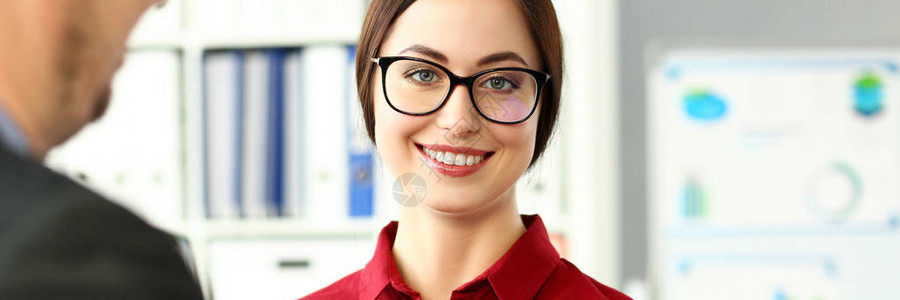 微笑美丽的女商人戴眼镜抱着财务文件解决和讨论问题肖像新视角回顾形势新视角看专图片