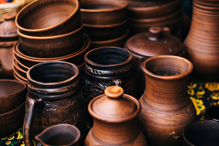 展会上有很多陶器陶瓷民族俄罗斯菜肴烧焦的黑色陶瓷烧焦的陶罐图片