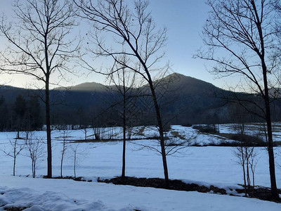 冬天村里最后一场雪的美丽蓝色背景图片