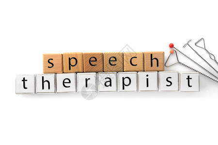 带有文本SPEECH的立方体PESECHTherapist和白图片