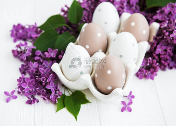 淡紫色花托盘中的复活节彩蛋图片