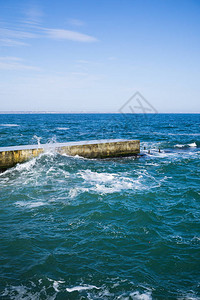 海浪在海滩的海浪中风图片