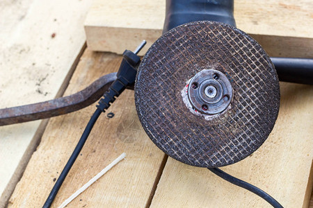 角研磨机是建筑木板的背景材料图片