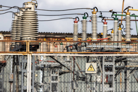 电线变电站周围的网栅上挂着高电压悬吊的危险信号警告单图片