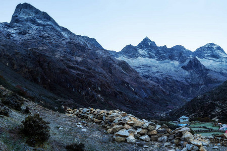 日出前珠穆朗玛峰地区的山景图片