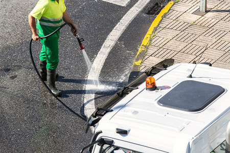 工人用高压水清理道路和街道人行道B公图片