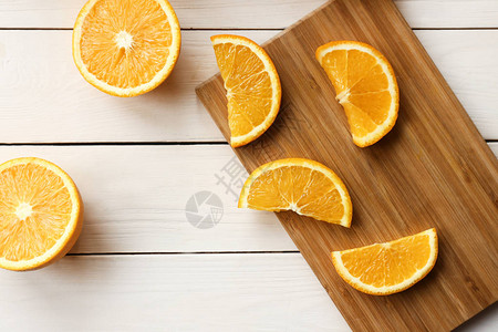 木桌上的鲜切橙子图片