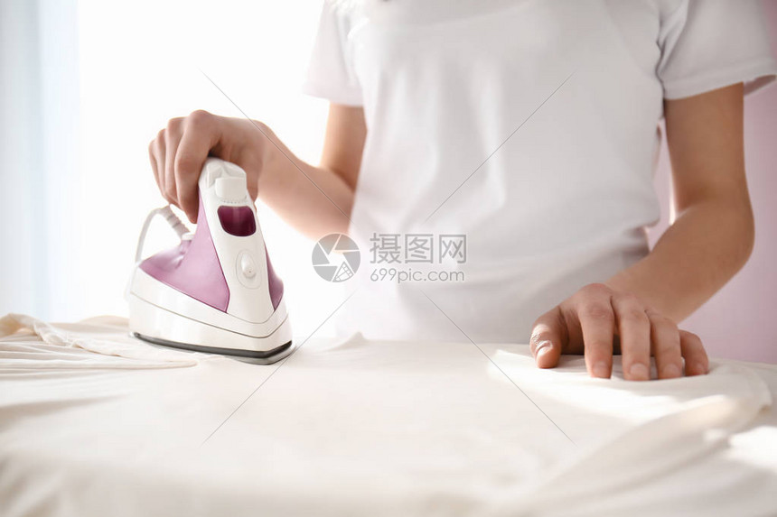 在家熨衣服的女人图片