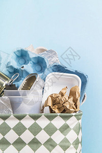 为回收利用准备的废物篮子家用废物分类图片