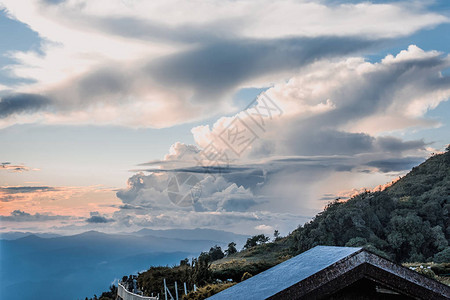 美丽的景色日落时山图片