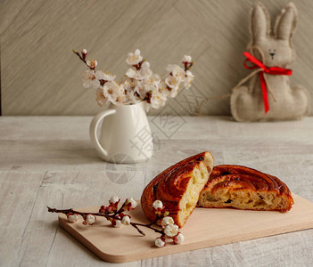 用木板上的葡萄干来贴上甜美的烘烤鲜花杏仁在牛奶小桶里喷洒复活节兔子图片