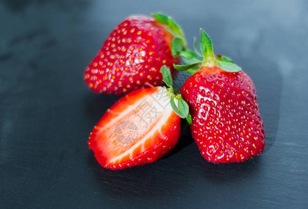 黑色背景中的大红草莓图片