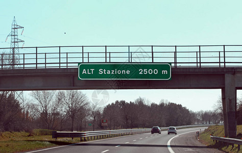 在意大利高速公路2500米处停薪站图片