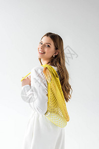 幸福的年轻女子拿着黄字袋包着白面图片