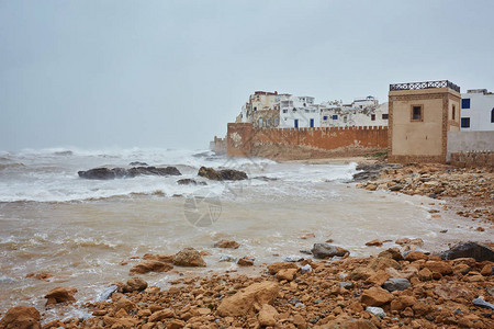 在摩洛哥城市埃萨乌伊拉城墙壁下的大西洋海浪图片