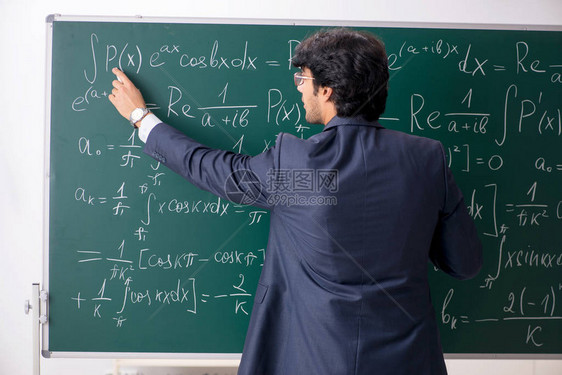 教室里的年轻男数学老师图片