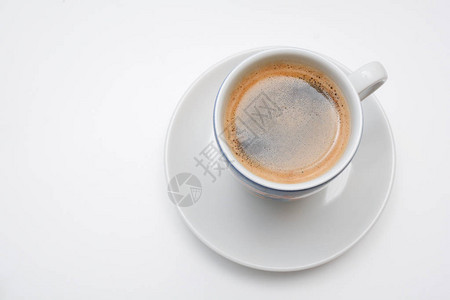 用白色杯子和碟子盛装的浓咖啡图片