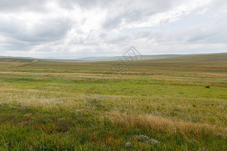 多云天空背景下的蒙古草原蒙古美丽的风景图片