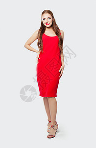 身穿红裙子和高跟鞋的优美模特女模范女子站在白色墙图片