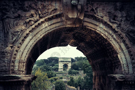 Archway罗马论坛有历史建筑的图片
