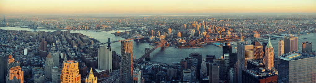 曼哈顿市中心日落屋顶全景与纽约市城图片