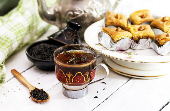 自制传统阿尔及利亚杏仁和蜂蜜果仁蜜饼图片