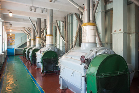工业小麦加工机在苏联的一家旧时面粉生产厂将小麦粒与表皮分离主背景图片