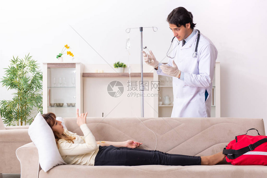 年轻英俊的医生在家探望女病人高清图片下载-正版图片505946485-摄图网