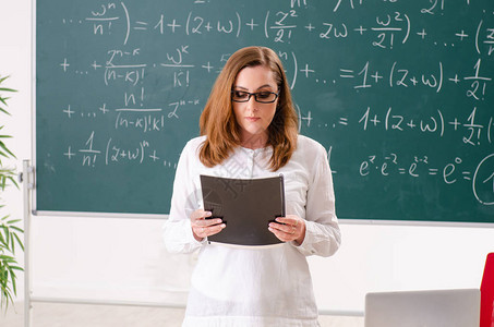 教室里的女数学老师图片