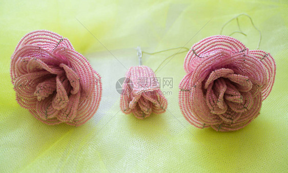 三朵玫瑰是用珠子粉红色两颗芽和图片