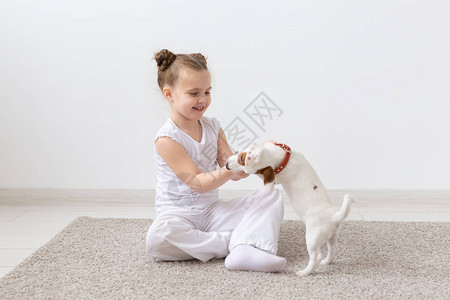 狗儿童和宠物概念小女孩与可爱的小图片