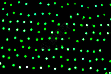 黑色背景上的无焦点的绿色蓝斑淡出焦点并模图片