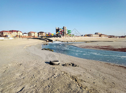 流入大海的排水通道里海的沙质海岸背景图片