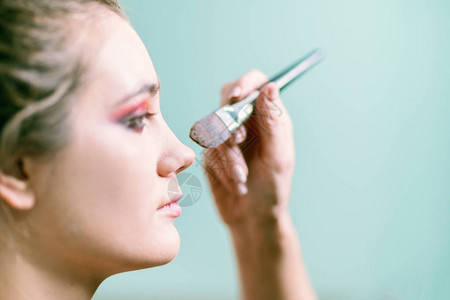 化妆化妆艺术家应用整形线条工具图片