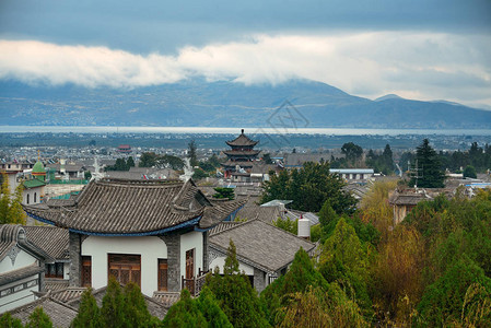 云南建水古城大理古城屋顶景观与多云的苍山云南背景