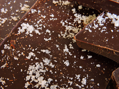 用于饮食的黑巧克力海盐巧克力图片