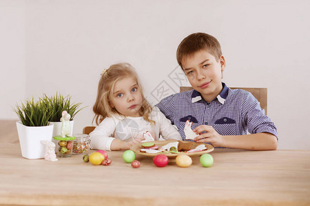 一个有哥的女孩坐在假日餐桌旁摆着饼干图片