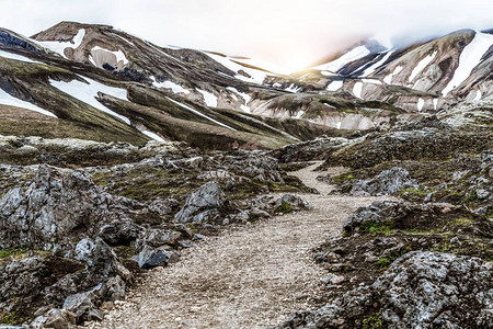 Landmannalaugar在冰岛北欧洲高地的超现实自然风光景观美丽多彩的地形以夏季徒步探险和户图片