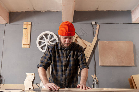 一个穿着橙色帽子木匠的年轻人图片
