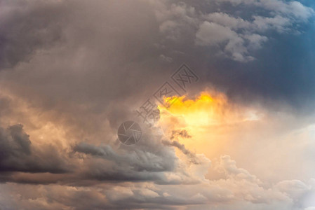 日落时美丽的戏剧暴风雨云积雨云图片