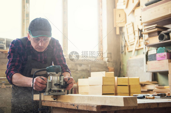 工人研磨角研磨机的木箱职业木图片
