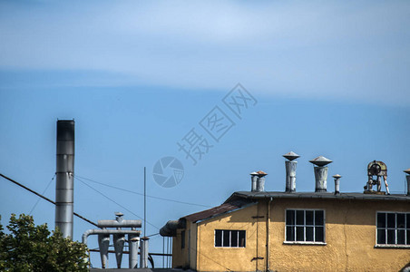 蓝色天空背景的废弃老旧工业建筑和设施图片