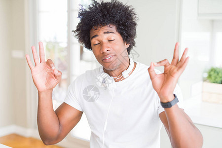 穿戴耳机的非裔美国人听音乐放松图片