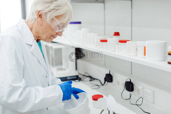 在实验室中混合某些药物或药品的迷魂图片
