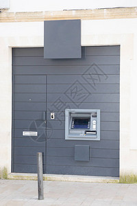 以灰色背景用于提款和其他金融交易的现代街头托姆小街银行机器图片