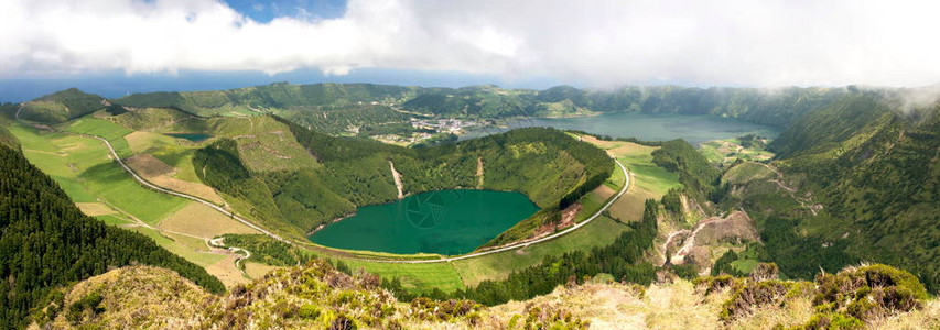 火山口中的湖泊全景图片